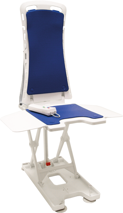 Sollevatore per vasca da bagno Bellavita Akkulift Classic con telaio bianco e rivestimenti ergonomici blu per seduta e schienale. Il telecomando impermeabile con pulsanti colorati è posizionato sulla seduta. Sollevatore robusto per un sollevamento sicuro.