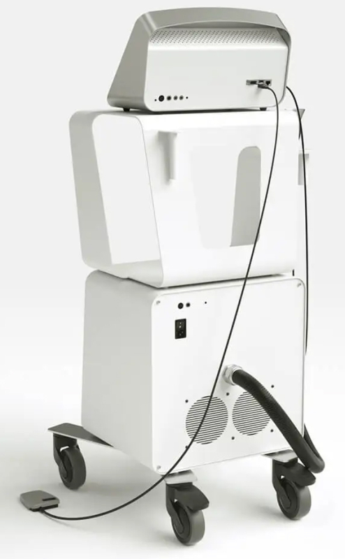 Modernes qmd cryo-thermal Komplett-System auf mobilem Gerätewagen. Graues Oberteil, zwei weisse Untermodule. Schwarze Kabel zum Fusspedal und dickem Schlauch. Rückseite mit Lüftungsgittern und Netzschalter.