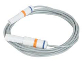 Cavo di collegamento grigio, arrotolato a spirale, per apparecchiature mediche. Alle due estremità sono presenti connettori bianchi con strisce blu e arancioni. La codifica a colori facilita l'assegnazione sicura degli elettrodi adesivi.