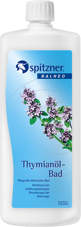 Flacon blanc, étiquette bleue, logo « Spitzner-Balneo» en haut. Au centre, illustrations de thym en fleur (fleurs violettes, feuilles vertes). Texte : « Bain à l'huile de thym », nourrissant, apaisant en cas de rhume.