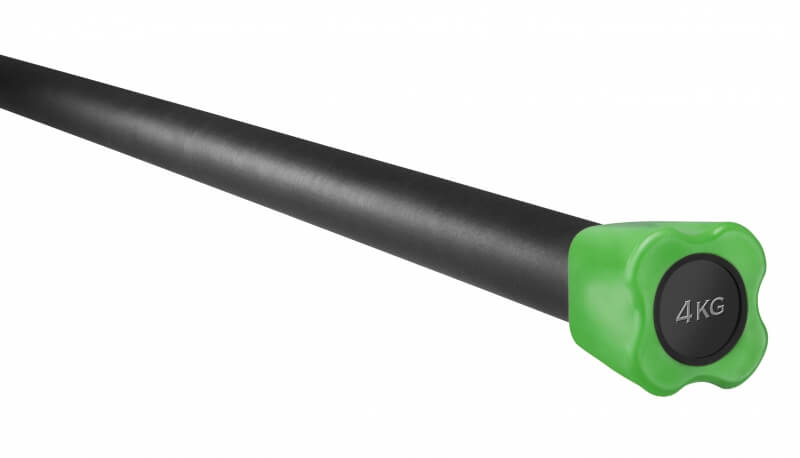 Una barra pesi (Body Bar) grigio scuro è posizionata in diagonale su sfondo bianco. A destra, un tappo verde brillante con cerchio nero, con la scritta «4KG» in bianco. La superficie gommata assicura presa sicura.