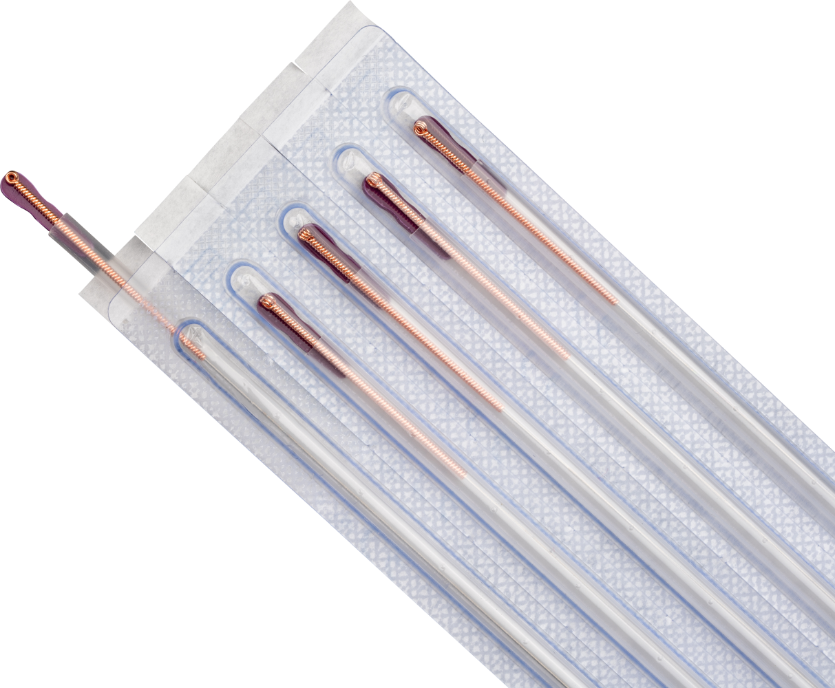 Aghi per agopuntura Nine Needles (CT) confezionati in modo sterile, disposti in diagonale. Con impugnatura a spirale color rame e tubo di guida in confezione blister trasparente, rivestiti in silicone per una puntura delicata.