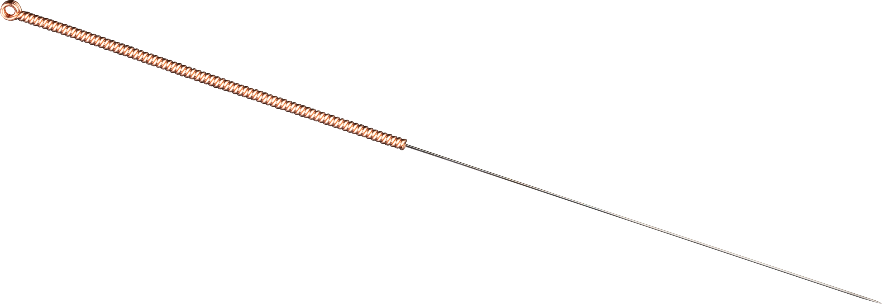 Primo piano di un ago per agopuntura Nine Needles di tipo C. Si nota il lungo manico a spirale in rame, avvolto con cura, che sfocia in una punta sottilissima in acciaio inossidabile chirurgico rivestita in silicone.
