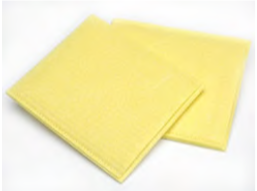 Due sacchetti in viscosa quadrati, giallo chiaro e leggermente trasparenti, sono leggermente sovrapposti su sfondo bianco pulito. Superficie finemente strutturata e uniforme; morbidi e assorbenti, adatti agli elettrodi a piastra EF 200.