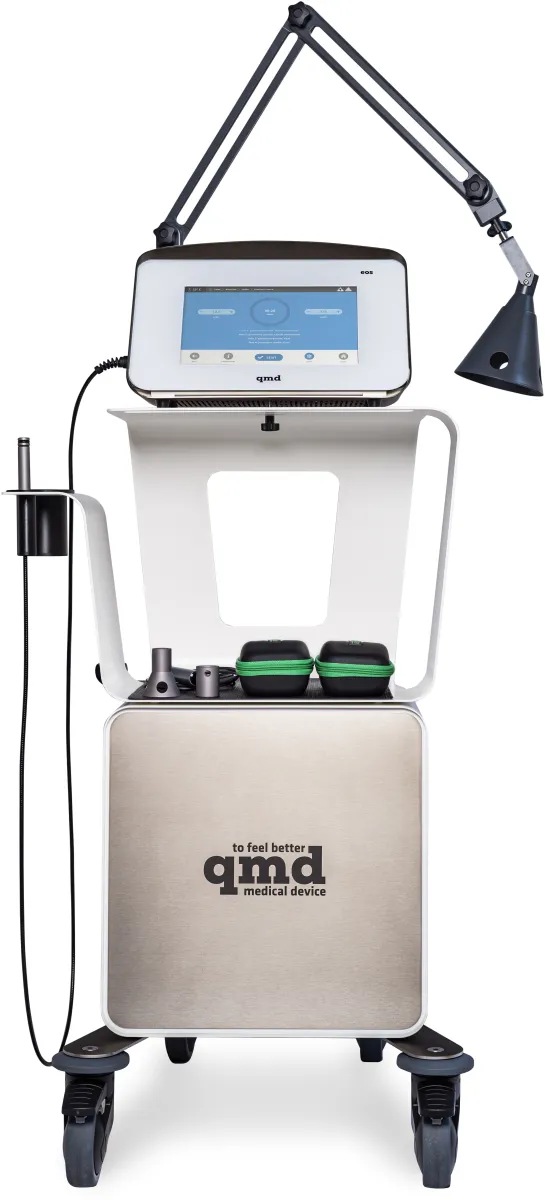 Mobiles Lasertherapiegerät von qmd medical device auf Rollen. Mit flexiblem schwarzem Gelenkarm und konischem Laserapplikator oben an der Steuereinheit. Integrierte Touch-Bedienkonsole mit Ablagefächern. Gehäuse weiss/silber mit Logo.