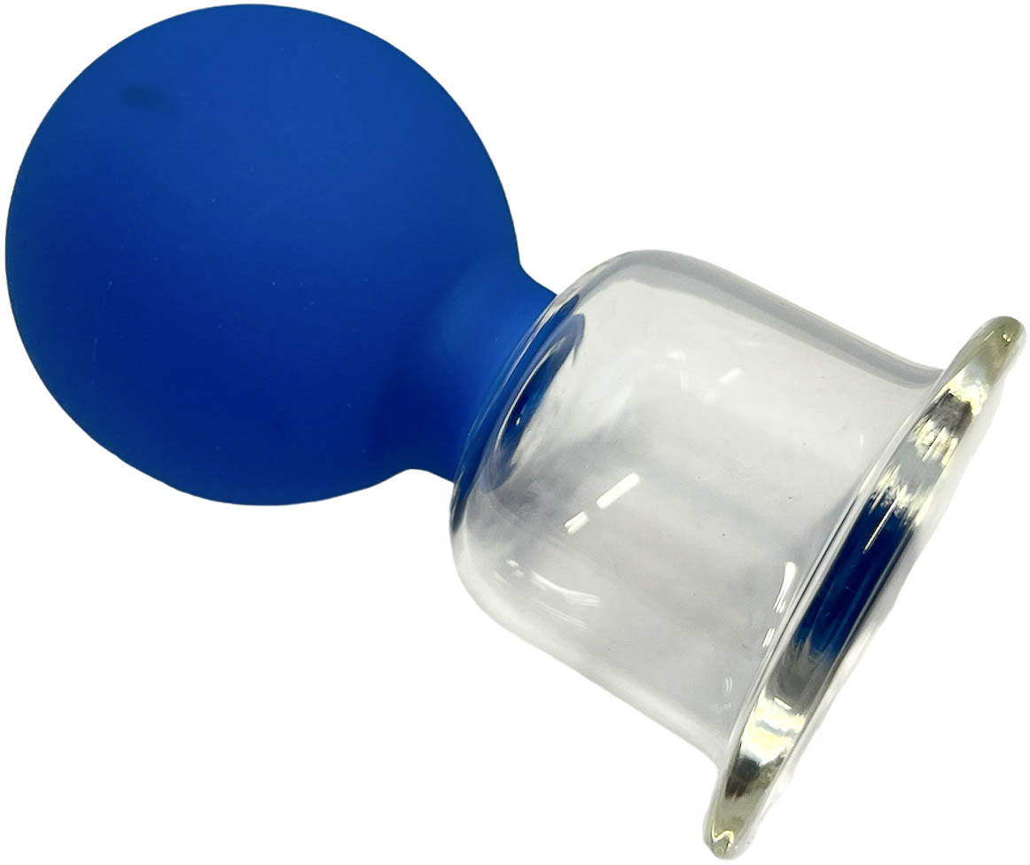 Ventouse à coupelle ronde en silicone bleu vif à gauche. Transparente et cylindrique, elle présente à la base un bord lisse légèrement bombé vers l'extérieur. Diamètre 5,5 cm, idéale pour le massage par ventouses.