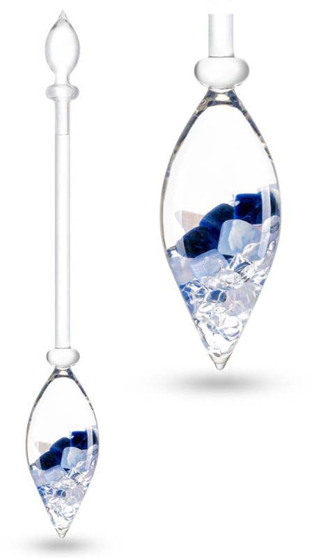 Bastoncino elegante VitaJuwel in vetro trasparente con pietre blu chiaro e blu scuro nella parte inferiore. Accanto, primo piano della fiala a pera con mix scintillante di cristallo di rocca, giada e corniola per rivitalizzare l'acqua.