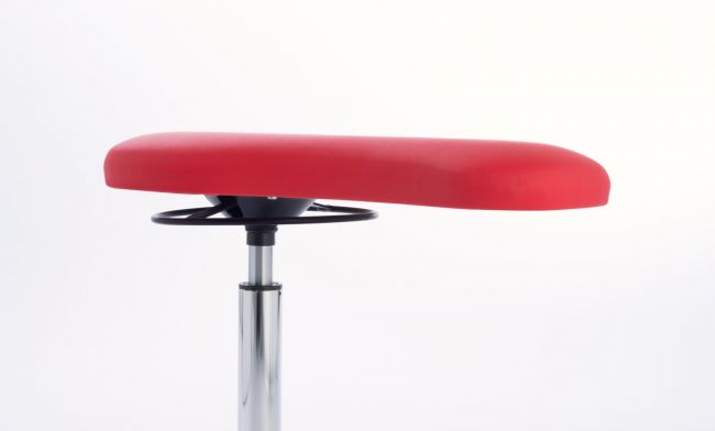 Seduta lunga rossa dal design ergonomico di uno sgabello da lavoro, rivestita in ecopelle di facile manutenzione. Montata su una colonna cromata regolabile in altezza con molla a gas. Anello nero sotto la seduta per lo sgancio a 360°.