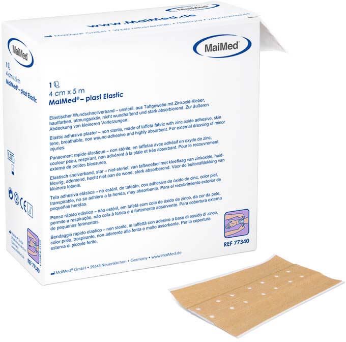 Confezione bianca per cerotti elastici " MaiMed ", non sterili e color pelle. Dimensioni: 4 CM x 5 m. In primo piano è visibile un pezzo di cerotto elastico, con il lato adesivo e perforato, indicato per medicazioni rapide di ferite e piccole lesioni.
