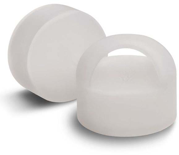 Due accessori in silicone bianco traslucido per borracce. Uno è un tappo piatto e rotondo, l’altro è un accessorio arrotondato con manico a passante integrato. Questi manici migliorano la presa e la praticità della borraccia ViA.
