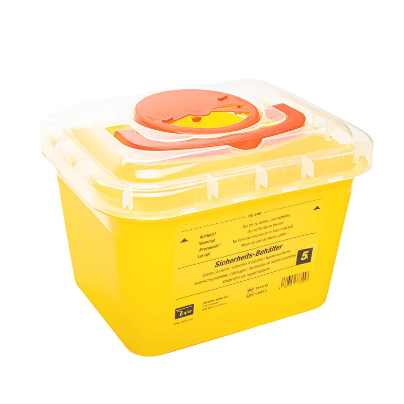 Leuchtend gelber, würfelförmiger Sicherheitsbehälter für medizinische Abfälle mit transparentem Deckel und orangefarbenem Drehverschluss. Etikett: „Sicherheits-Behälter“, Warnhinweise, 5 Liter. Für Kanülen, Skalpellklingen, Teststreifen.