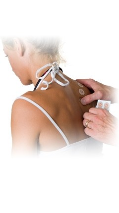 A person seen from behind: a hand is applying round, skin-coloured Power Tapes with titanium beads to the upper back and shoulder. Several tapes have already been applied, whilst others are held at the ready. Used to relieve muscle tension.