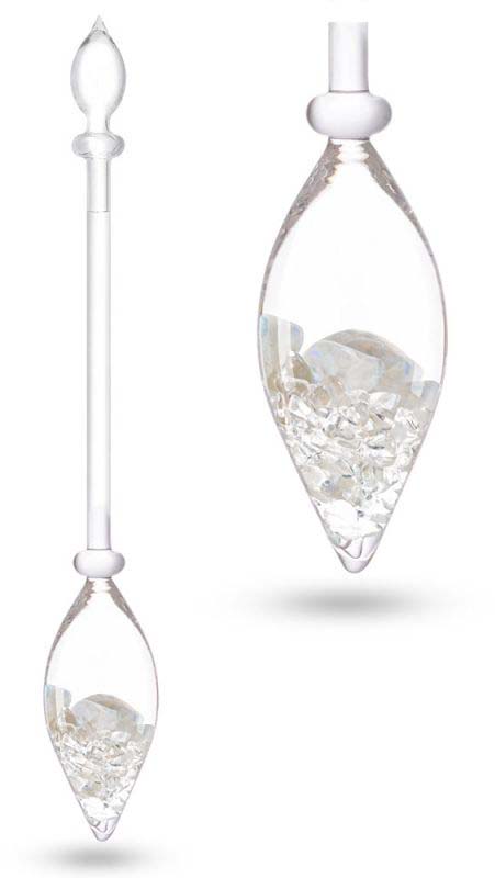 Bastoncino trasparente in vetro di Boemia con fiala a goccia nella parte inferiore, riempita con pietre preziose tritate e luccicanti: cristallo di rocca, giada, corniola e calcite arancione. A destra, dettaglio della fiala.