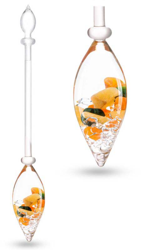 Bastoncino con pietre preziose in vetro di Boemia trasparente, punta affusolata e fiala a goccia inferiore. La fiala contiene corniola, calcite arancione e giada in acqua frizzante. Primo piano della fiala.