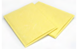 Due sacchetti in viscosa rettangolari di colore giallo chiaro giacciono leggermente sovrapposti su uno sfondo bianco. La superficie leggermente ruvida appare morbida e assorbente, adatta a contenere elettrodi a piastra nell'elettroterapia.