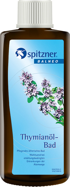 Flacon rectangulaire marron avec un bouchon à vis blanc. Étiquette bleu clair représentant une branche de thym en fleur (fleurs violettes, feuilles vertes). Texte : «Spitzner Bain à l'huile de thym Balneo », bain aux huiles essentielles en cas de rhume.