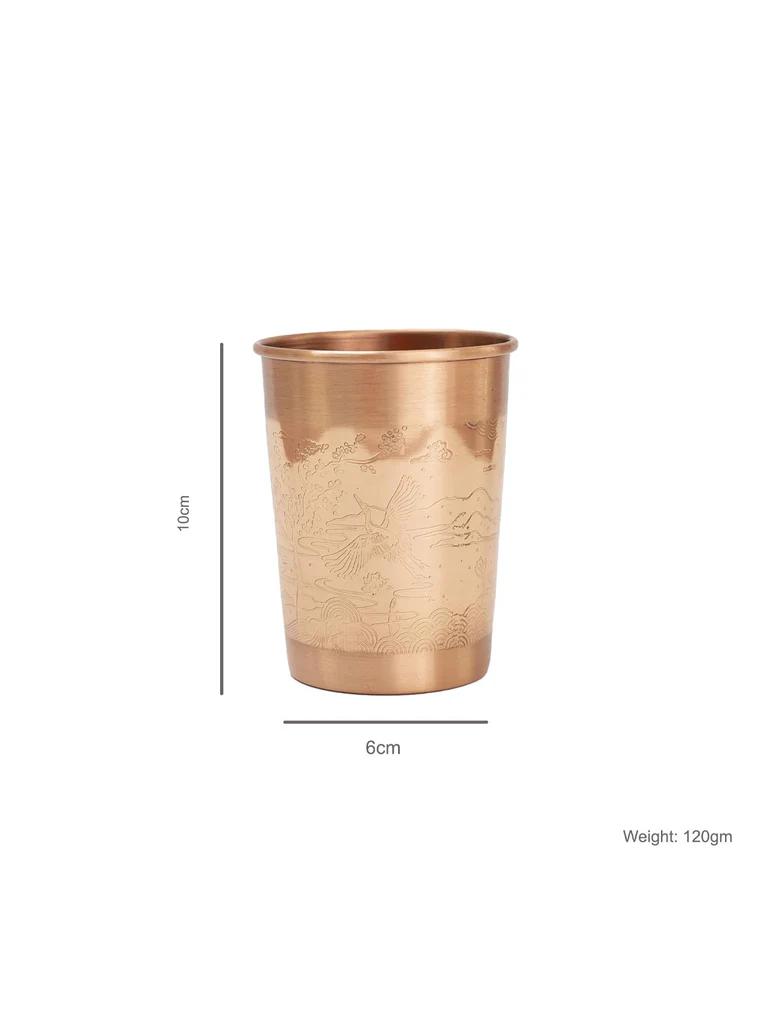 Glänzender, kupferfarbener, nahtlos gefertigter Becher mit leicht ausgestellter Lippe. Rundum mit feinen, handgeätzten Naturmotiven verziert: fliegende Kraniche und wellenförmige Muster. 10 cm hoch, Ø 6 cm.