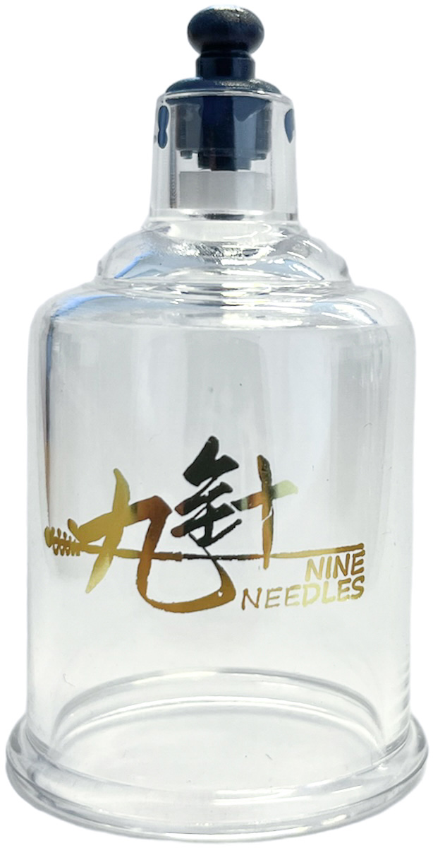 Vase de ventouse en acrylique transparent, en forme de cloche, muni d’une valve à vide bleue foncée. À l’avant, le logo doré «Nine Needles» accompagné de caractères chinois. Diamètre : 5,8 cm, destiné à la thérapie par ventouses.