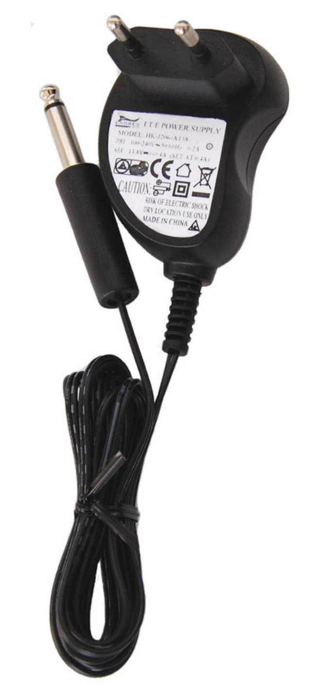 Alimentatore nero con spina Euro a due poli e cavo avvolto con spina cava argentata. Sul corpo sono indicati modello e certificati di sicurezza. Caricabatterie per batteria sollevatore da vasca Bellavita Akkulift Classic.