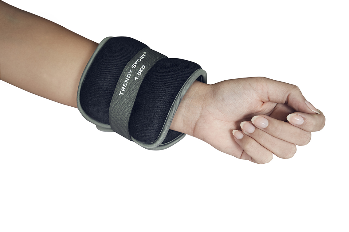 Polso con bracciale zavorrato nero con chiusura in velcro grigia. Sulla fascia: "Trendy Sport" e "1,5 kg". Imbottito e riempito di sabbia per allenamento o riabilitazione di mani e piedi. Bianco.