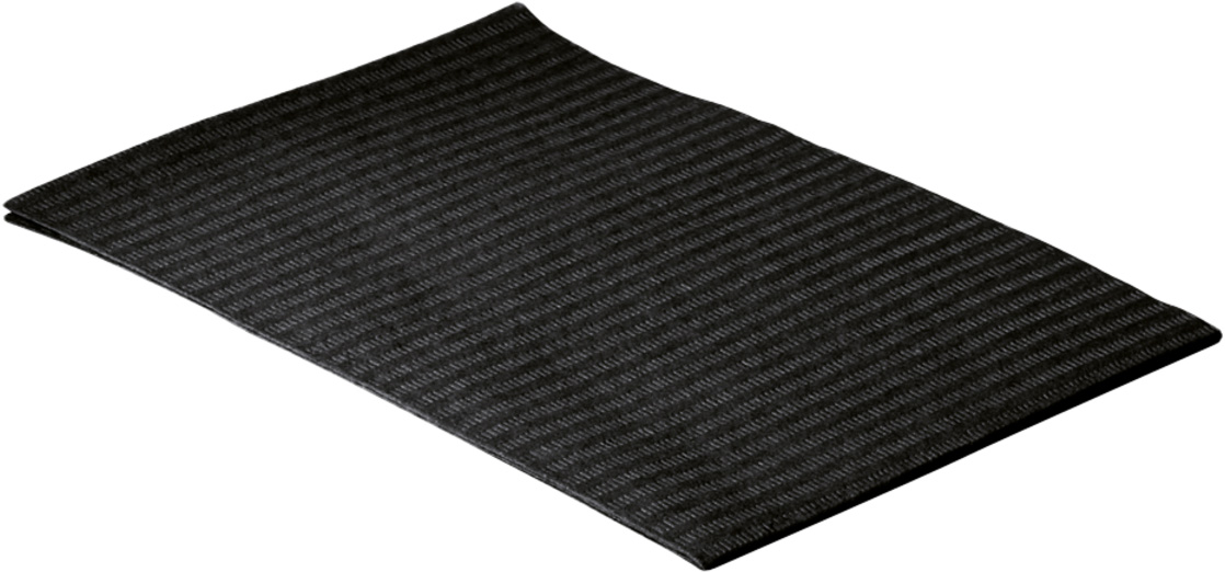 Schwarze Einmal-Patientenserviette, leicht gewellt, aus der Vogelperspektive. Feine, gleichmässige diagonale Rippenstruktur weist auf saugfähiges Material hin. Grösse 33 x 45 cm, mit PE-Beschichtung.