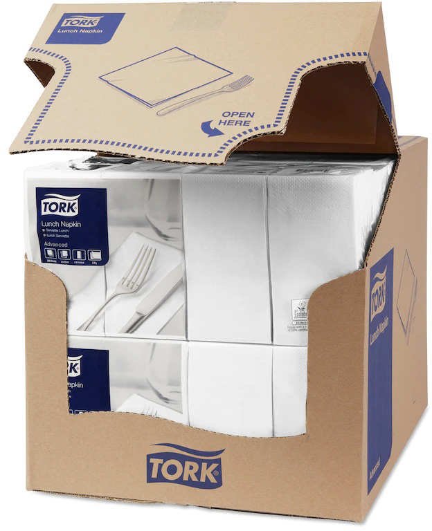 Carton TORK marron ouvert, avec plusieurs sachets transparents de serviettes de table blanches 2 épaisseurs. En haut, illustration d'une serviette pliée et de couverts, mention « OPEN HERE ». Sachets avec logo TORK.