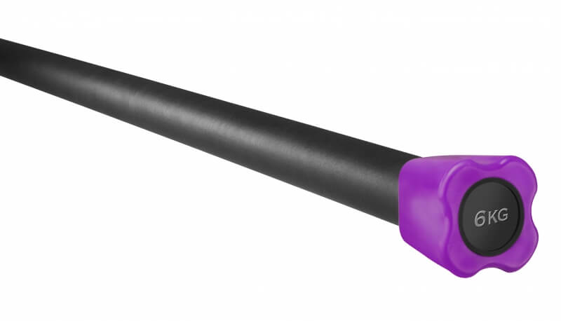 Una barra pesi nera (Body Bar) è posizionata in diagonale su uno sfondo bianco. L'estremità destra presenta un vistoso tappo viola con la scritta «6 KG» in caratteri chiari. Superficie opaca e leggermente ruvida.