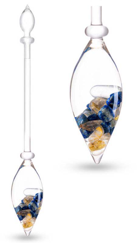 Bastoncino trasparente in pietra preziosa VitaJuwel con fiala fissata alla base. La fiala bombata contiene pietre preziose tagliate: blu (giada), giallo-arancio (cornacchia, calcite arancione) e trasparente (cristallo di rocca). Accanto, fiala simile.