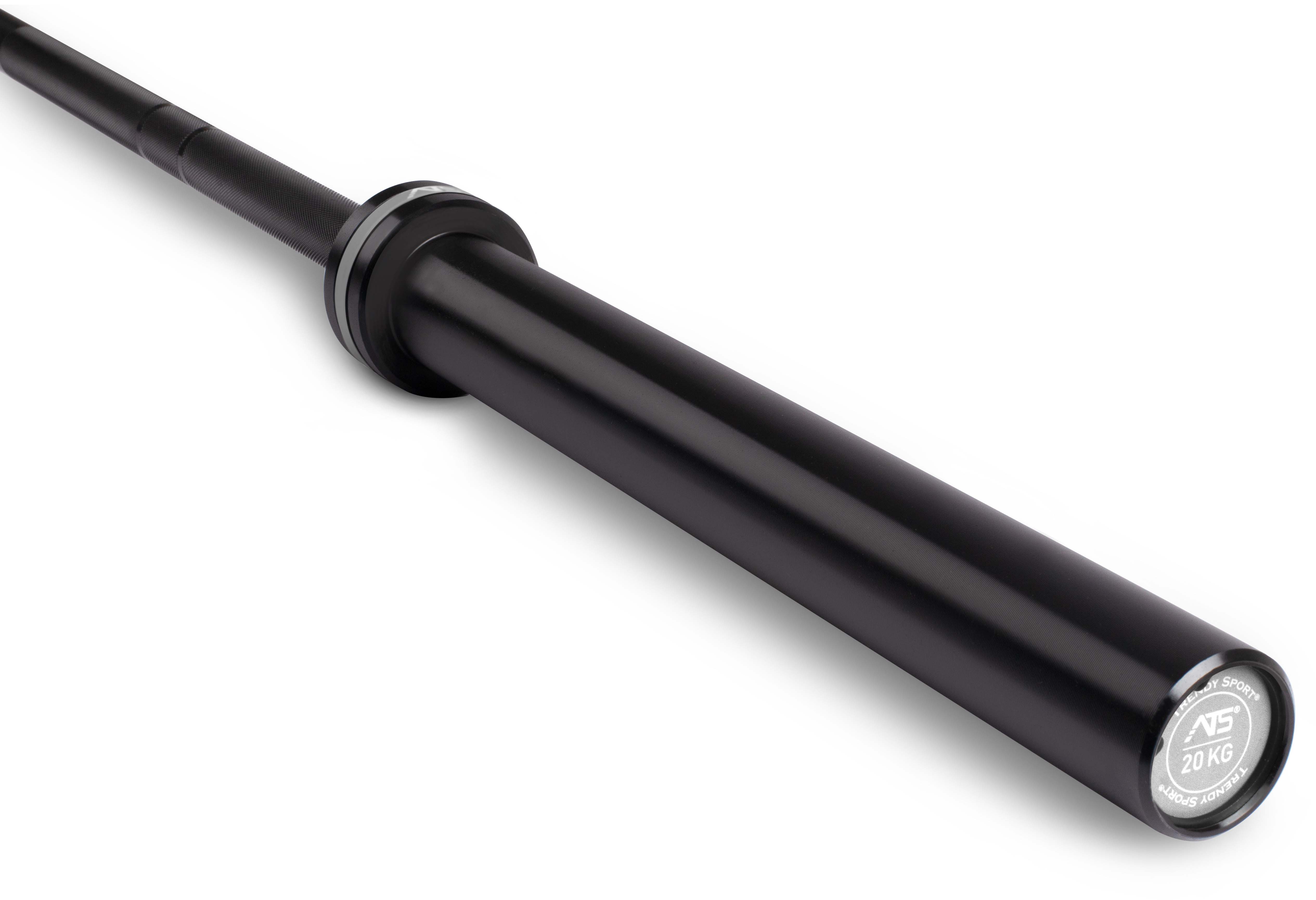 Barre d'haltères noire de 20 kg (Ø 50 mm) en diagonale sur fond blanc. Partie centrale striée pour une bonne prise en main, extrémités lisses pour les disques. Embout inscrit « Trendy Sport » et « 20 KG ».