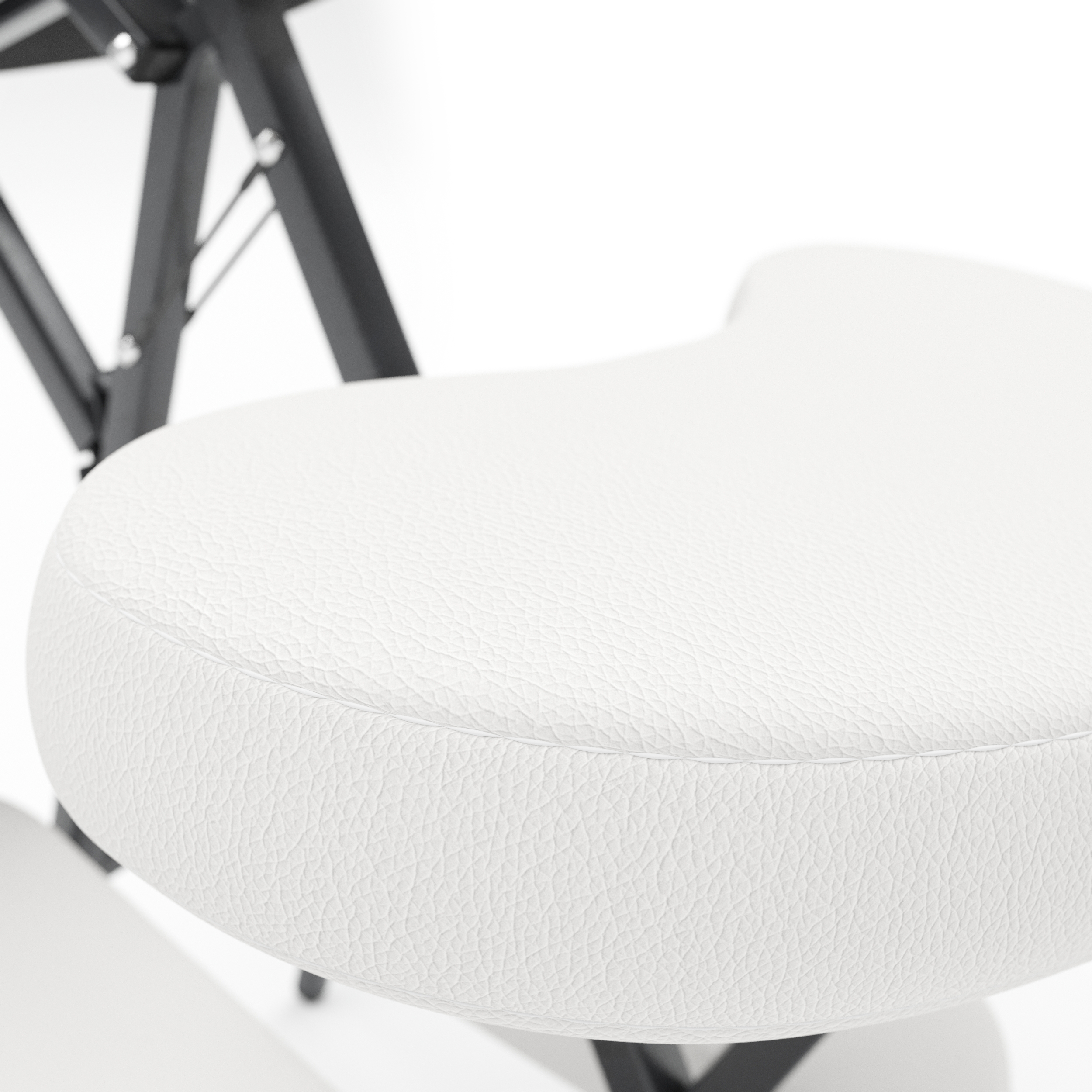 Primo piano della seduta bianco chiaro, dalla forma ergonomica, di una poltrona da massaggio con una raffinata grana in pelle. L'imbottitura spessa garantisce un elevato comfort per massaggi o trattamenti estetici. Struttura in metallo nero sullo sfondo.