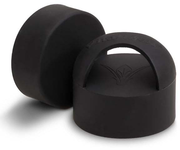 Due tappi rotondi in silicone nero per borracce. Uno è laterale, l’altro verticale con manico da trasporto integrato a forma di arco. Sulla parte superiore è impresso il logo “VitaJuwel”. Superficie opaca antiscivolo.