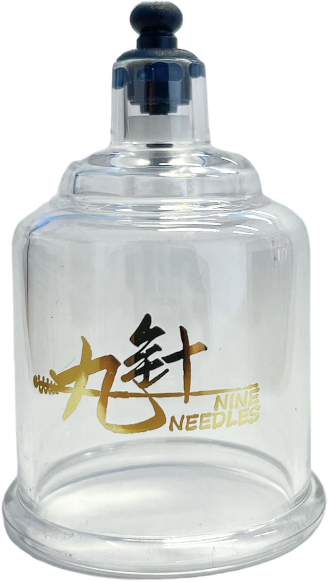 Vase à ventouses transparent « Nine Needles » en acrylique, muni d’une valve à vide noire sur le dessus. Inscriptions dorées « 九針 » et « Nine Needles » à l’avant. Incassable, Ø 5,8 cm, destiné à la thérapie par ventouses.