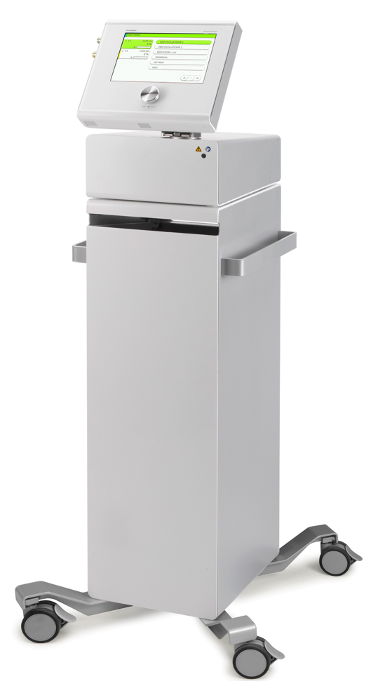 Apparecchio moderno ed elegante per oscillazione profonda, color argento chiaro, su carrello mobile. In alto ampio touchscreen orientabile con interfaccia verde e bianca e impostazioni dettagliate. Maniglie laterali.