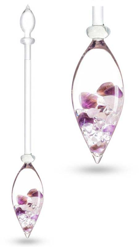 Bastoncino elegante in vetro trasparente. L'estremità inferiore a goccia contiene pietre preziose tagliate nei toni del bianco trasparente, lilla delicato e arancione tenue, per portare felicità ed energizzare l'acqua.